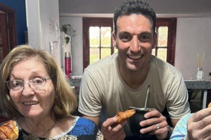 Lionel Scaloni junto a su madre, Eulalia Marzetti, en una imagen tomada en Pujato, localidad santafesina donde vivía la familia. Foto de archivo.