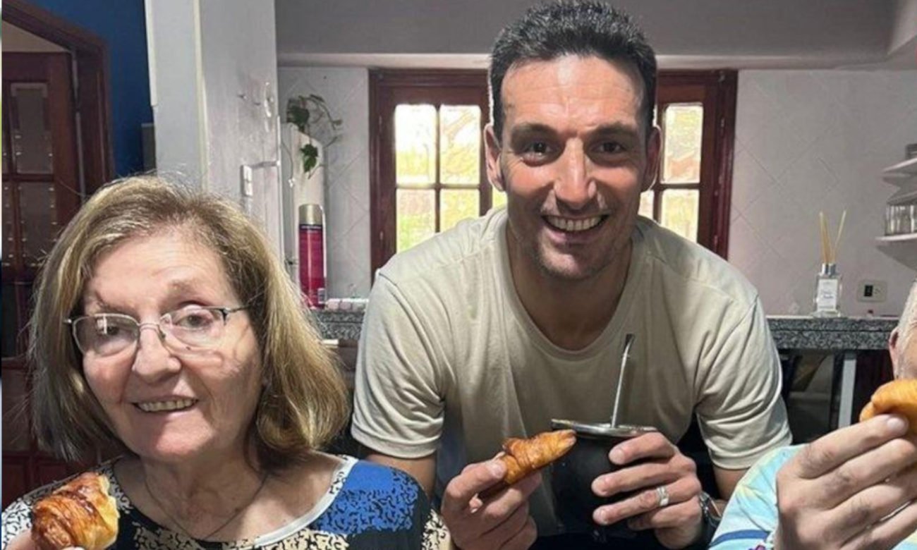 Lionel Scaloni junto a su madre, Eulalia Marzetti, en una imagen tomada en Pujato, localidad santafesina donde vivía la familia. Foto de archivo.