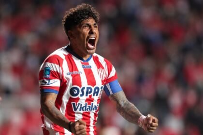 Cristian Tarragona celebra su gol para Unión ante Estudiantes de La Plata.