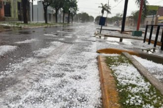 El temporal cubrió de granizo calles y espacios públicos de Ataliva y provocó importantes daños en la localidad del departamento Castellanos. Foto: FM Aries Ataliva.