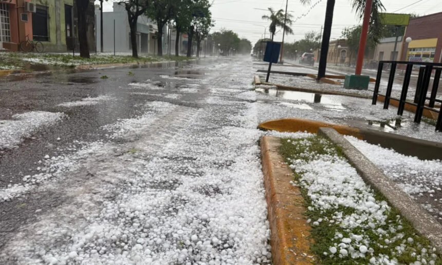 El temporal cubrió de granizo calles y espacios públicos de Ataliva y provocó importantes daños en la localidad del departamento Castellanos. Foto: FM Aries Ataliva.