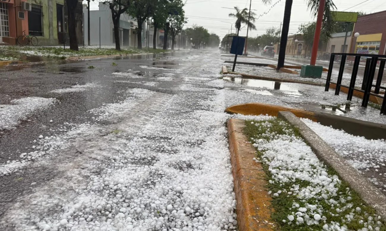 El temporal cubrió de granizo calles y espacios públicos de Ataliva y provocó importantes daños en la localidad del departamento Castellanos. Foto: FM Aries Ataliva.