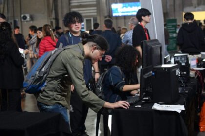 1. Tendencias TECH reúne a más de 70 expositores en la Estación Belgrano de Santa Fe, con proyectos de robótica, inteligencia artificial, videojuegos y otras áreas de innovación tecnológica.