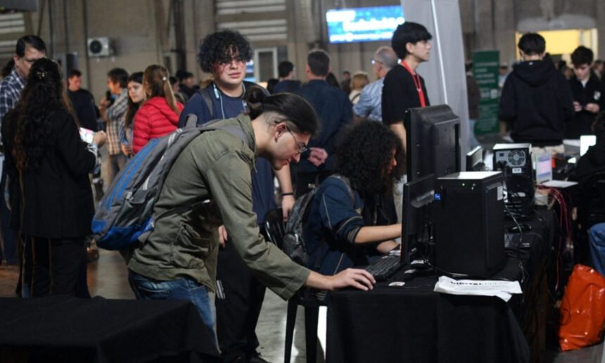 1. Tendencias TECH reúne a más de 70 expositores en la Estación Belgrano de Santa Fe, con proyectos de robótica, inteligencia artificial, videojuegos y otras áreas de innovación tecnológica.