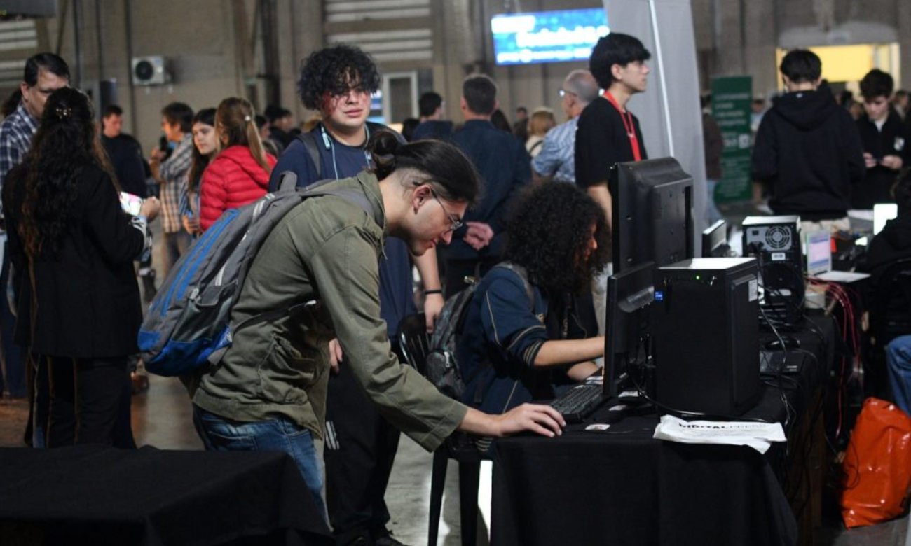 1. Tendencias TECH reúne a más de 70 expositores en la Estación Belgrano de Santa Fe, con proyectos de robótica, inteligencia artificial, videojuegos y otras áreas de innovación tecnológica.