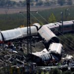 Equipos de emergencia trabajan en la zona del choque de trenes en España, que dejó más de 60 muertos y decenas de heridos.