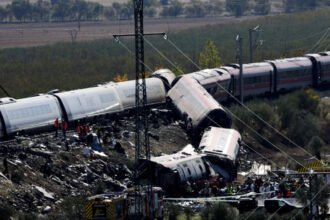 Equipos de emergencia trabajan en la zona del choque de trenes en España, que dejó más de 60 muertos y decenas de heridos.