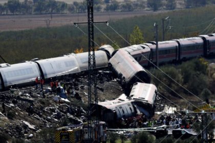 Equipos de emergencia trabajan en la zona del choque de trenes en España, que dejó más de 60 muertos y decenas de heridos.