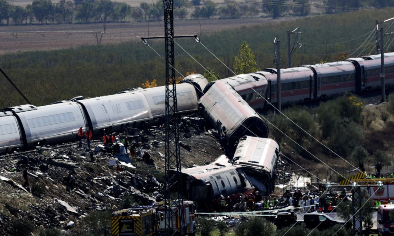 Equipos de emergencia trabajan en la zona del choque de trenes en España, que dejó más de 60 muertos y decenas de heridos.