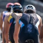 El triatlón combina tres disciplinas deportivas: natación, ciclismo y pedestrismo, en una prueba de resistencia y velocidad.
