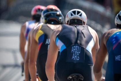 El triatlón combina tres disciplinas deportivas: natación, ciclismo y pedestrismo, en una prueba de resistencia y velocidad.