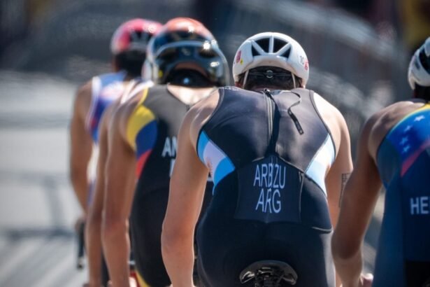 El triatlón combina tres disciplinas deportivas: natación, ciclismo y pedestrismo, en una prueba de resistencia y velocidad.