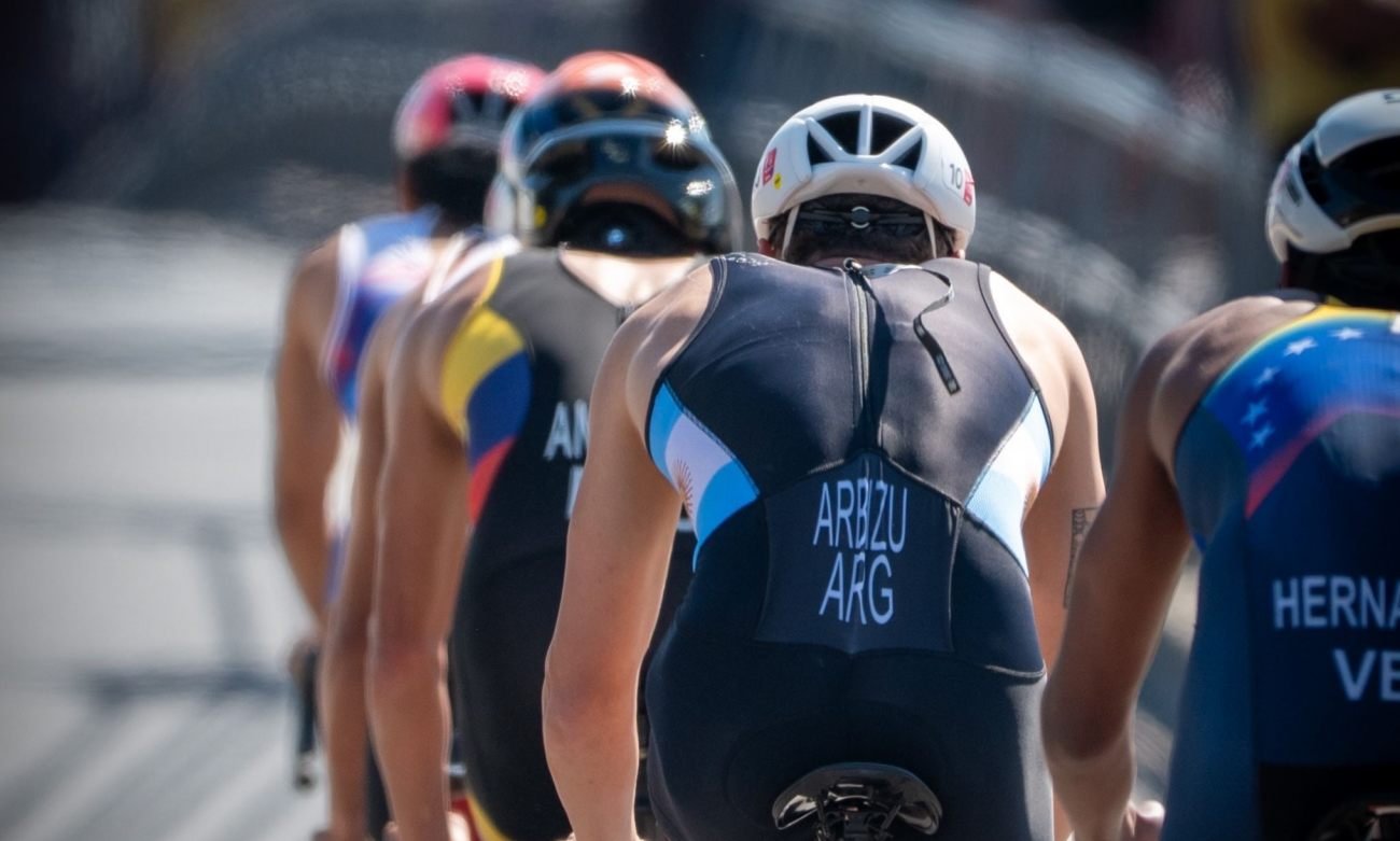 El triatlón combina tres disciplinas deportivas: natación, ciclismo y pedestrismo, en una prueba de resistencia y velocidad.