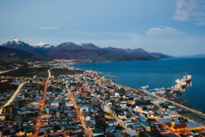 Ushuaia, capital de Tierra del Fuego, es escenario de proyectos de infraestructura vinculados al desarrollo y las actividades de la Armada Argentina. (Foto de archivo).