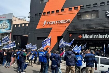 Representantes de UTEDYC Seccional Santa Fe durante la protesta frente a la sucursal de FORTRESS de calle Pedro Vittori, en reclamo por las condiciones laborales de los trabajadores.