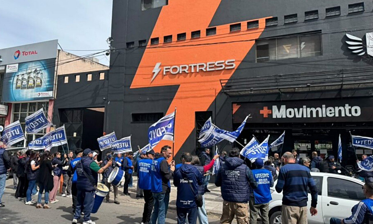 Representantes de UTEDYC Seccional Santa Fe durante la protesta frente a la sucursal de FORTRESS de calle Pedro Vittori, en reclamo por las condiciones laborales de los trabajadores.