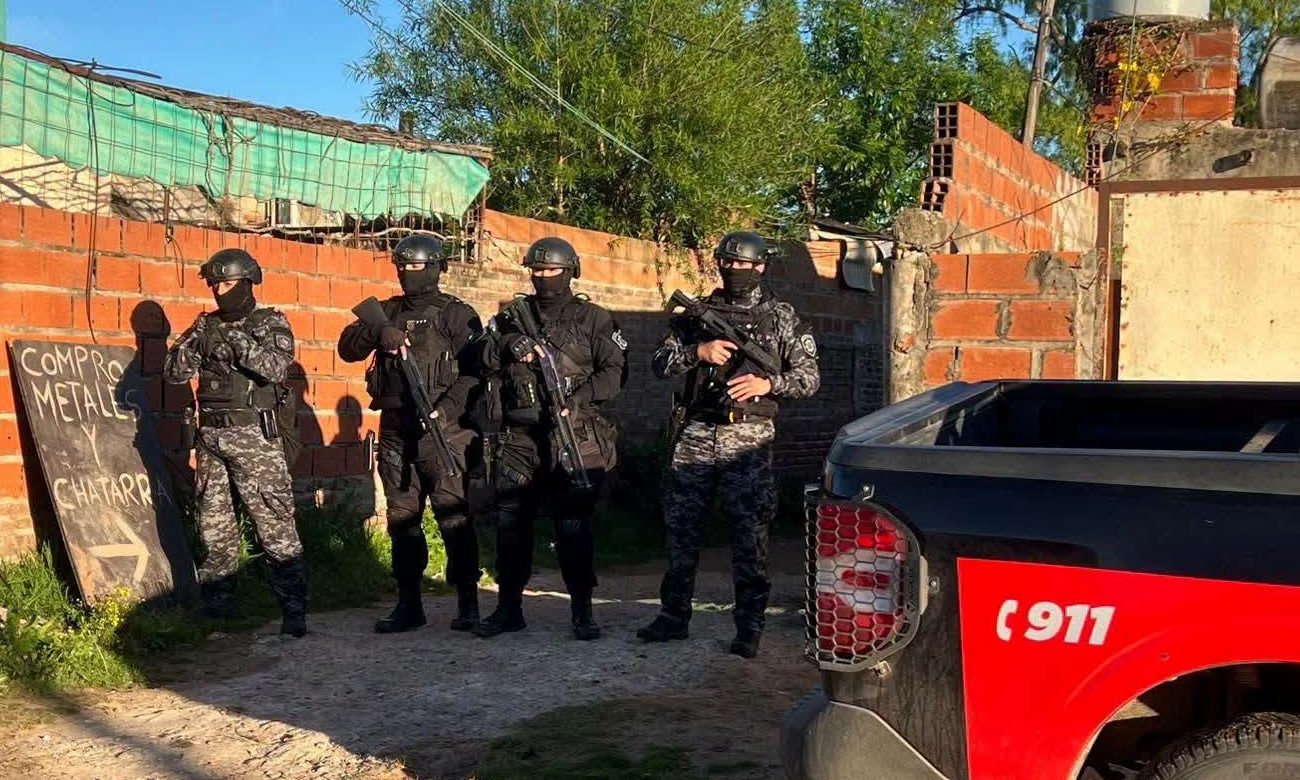 Operativos policiales en la ciudad de Santa Fe. La Policía de Investigaciones interviene en causas vinculadas a distintos hechos delictivos.