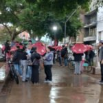 Vecinos de Santa Fe se acercaron a la Municipalidad durante la mañana lluviosa de este jueves para reclamar por el estado de los barrios y los anegamientos.
