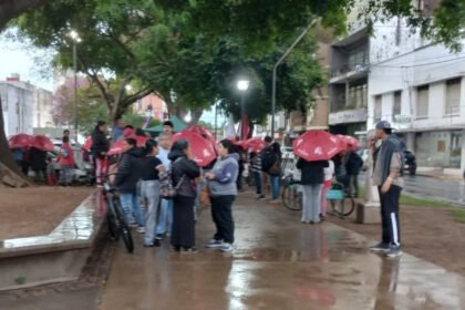 Vecinos de Santa Fe se acercaron a la Municipalidad durante la mañana lluviosa de este jueves para reclamar por el estado de los barrios y los anegamientos.