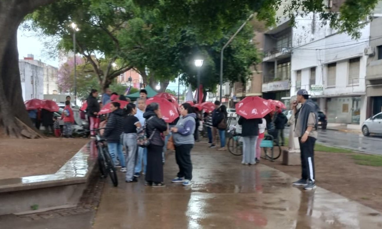 Vecinos de Santa Fe se acercaron a la Municipalidad durante la mañana lluviosa de este jueves para reclamar por el estado de los barrios y los anegamientos.
